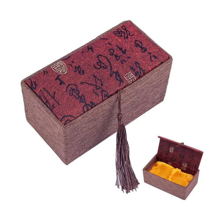 Une paire de noyaux de noix de Wenwan naturels traditionnels chinois, hautement polis, pour massage 