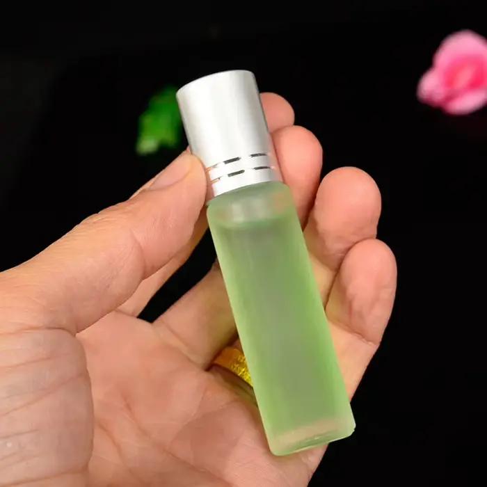 Flacon roll-on 10 ml d'huile essentielle d'armoise 100 % pure et naturelle - Extraction par méthode ancienne pour la vente en gros