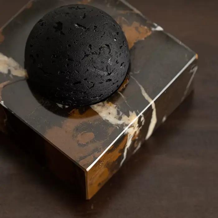 Diffuseur de pierre de roche de lave noire avec base en marbre