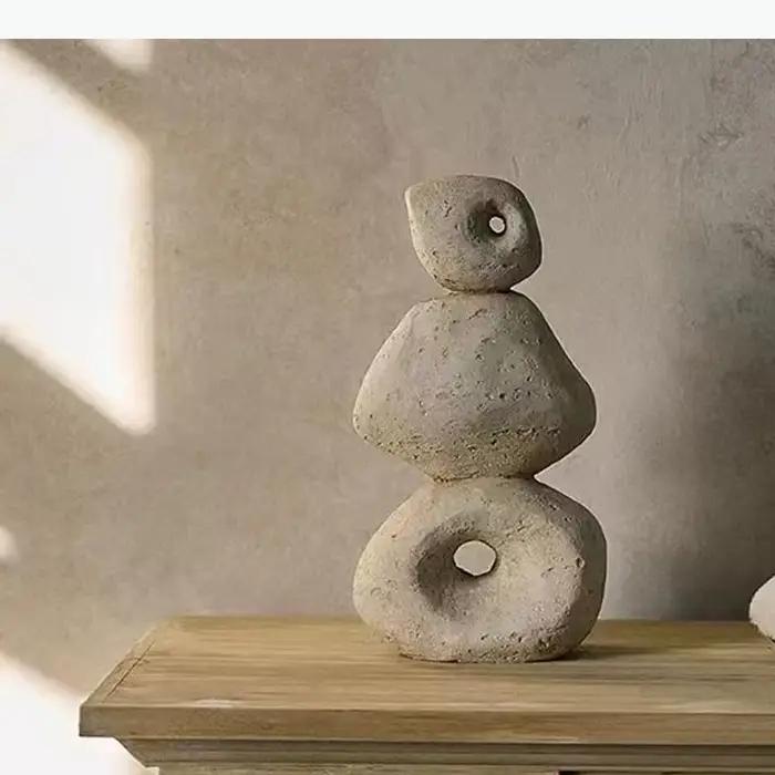 Décoration de bureau créative en pierre ronde, sculpture abstraite en imitation de pierre, ornement paysager pour une esthétique d'ambiance.