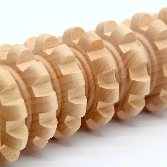 Bâton de massage en bois à roulettes