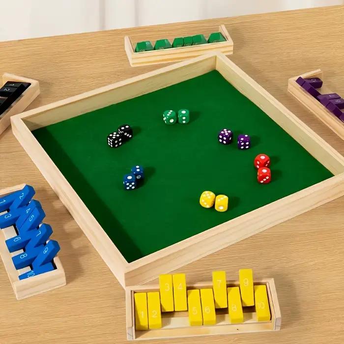 Jeu de dés en bois pour 2 à 6 joueurs avec plateau portable, doté de 12 dés colorés, idéal pour le divertissement familial et les fêtes