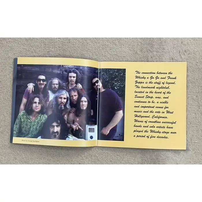 Ensemble d'albums en direct sur CD (3 disques) avec couverture photo de groupe rétro, esthétique iconique des années 60 + morceaux live énergiques pour une écoute et une présentation optimales