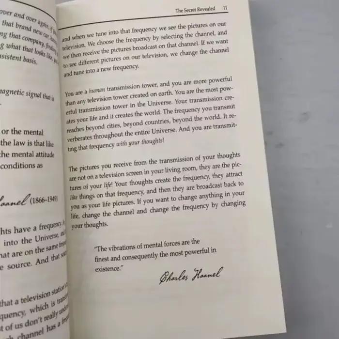 Le secret de Rhonda Byrne, livre de self-aide en édition brochée sur la loi de l'attraction, la croissance personnelle et la pensée positive