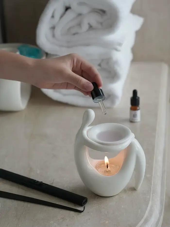 Brûleur d'huiles aromatiques en céramique en forme de corps humain