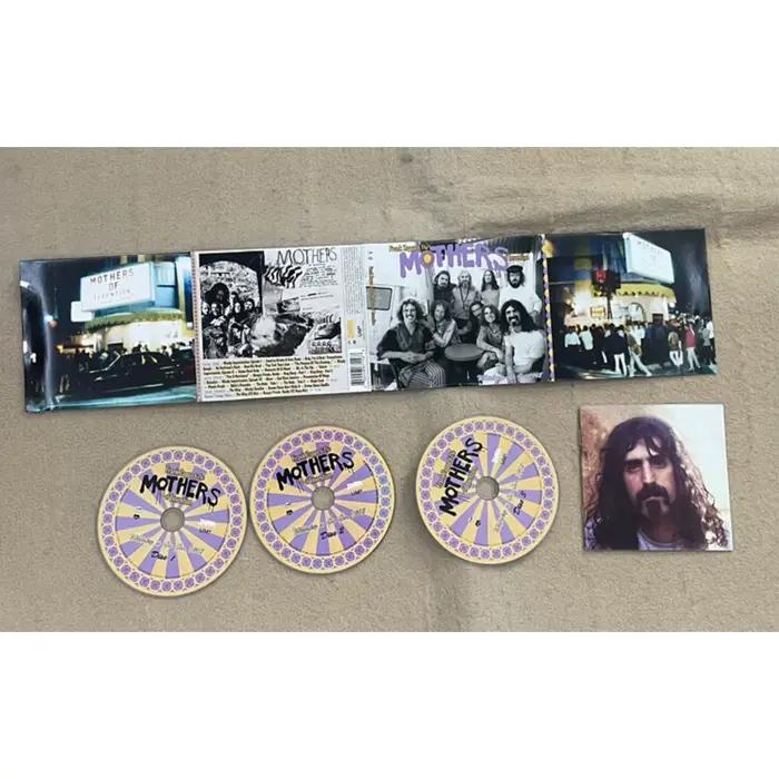 Ensemble d'albums en direct sur CD (3 disques) avec couverture photo de groupe rétro, esthétique iconique des années 60 + morceaux live énergiques pour une écoute et une présentation optimales