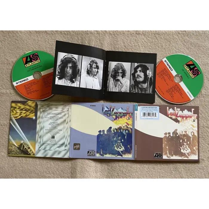 CD de rock Led Zeppelin II, comprenant des titres tels que Whole Lotta Love et Ramble on, reflétant la puissance brute du hard rock des années 70